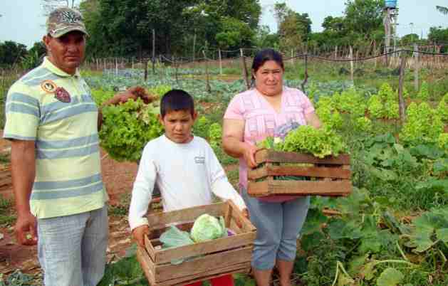 Lázaro acompaña a los productores rurales a inscribirse al RENSPA