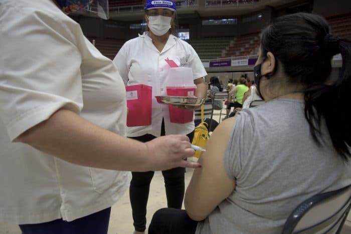 Profesionales de la Salud mayores de 40 años comenzaron a vacunarse