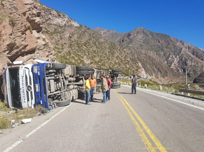 Cayó un camión con pollos en la Ruta 7 y lo vaciaron