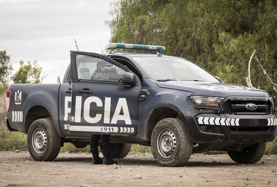 Volcó un auto robado en Luján y sus 2 hijos quedaron dentro.