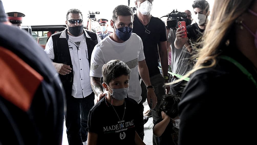Messi llegó a París para firmar con el PSG