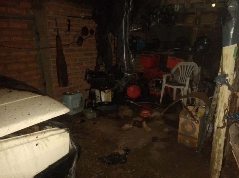 Se incendió una vivienda y parte del auto en Agrelo