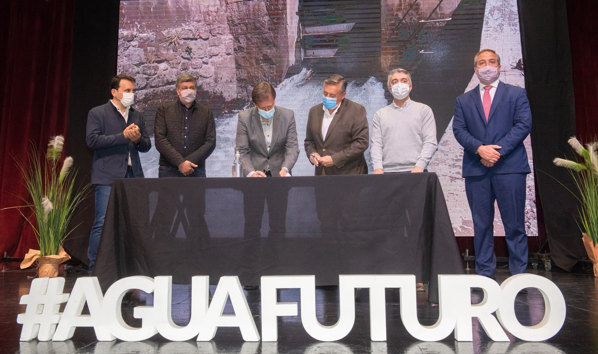 Luján firmó acuerdos de mejora de gestión del agua con AYSAM e Irrigación