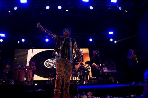 Auténticos Decadentes dio un increíble show bajo la lluvia en Luján de Cuyo