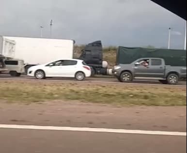 Camiones en fila sobre el Acceso Sur esperan cruzar a Chile