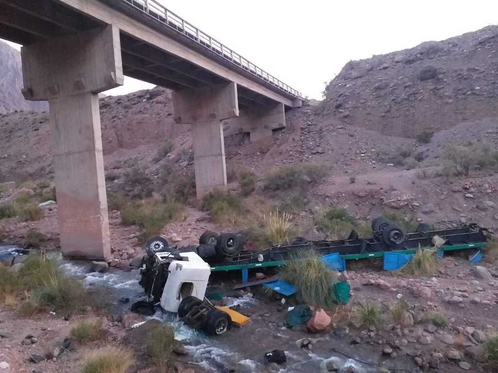 Un camionero falleció tras desbarrancar en Alta Montaña