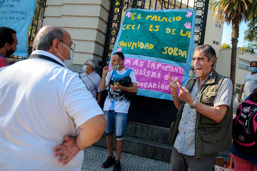 Protestan contra la cesión del edificio de la escuela de sordos al «Distrito de Vino»