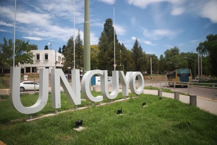 Cuántos colectivos debe tomar un alumno de la UNCUYO que vive en Luján