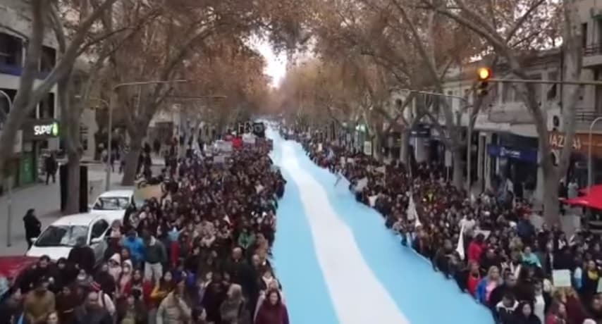 Multitudinaria movilización de estatales y se espera diálogo en la segunda jornada de paro