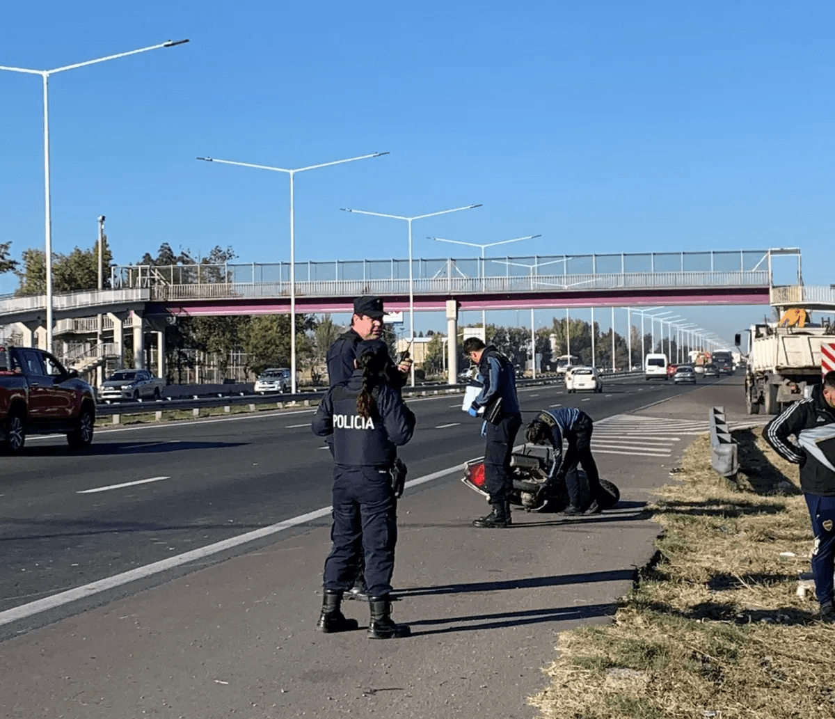 Se les rompió una rueda y la mujer falleció en el Acceso Sur