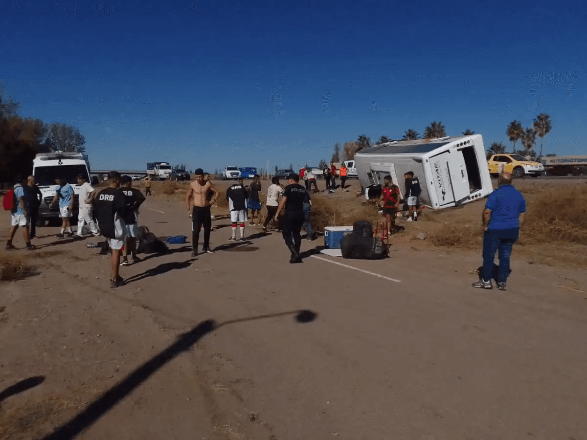 Jugadores de San Martín volcaron en la Ruta 7 en Maipú