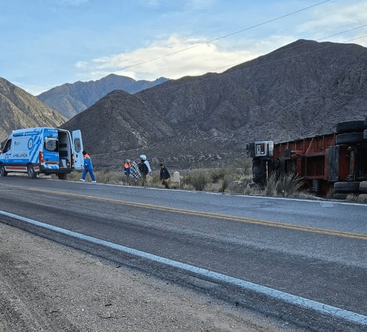 Volcó un cambión en alta montaña y hay 2 heridos