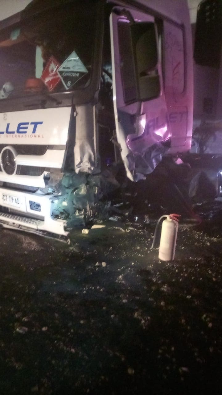 Fuerte accidente entre un camión y un rodado en Ruta 7 en Potrerillos