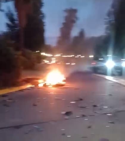 Chocaron repartidor, se incendió moto y lo insultaron