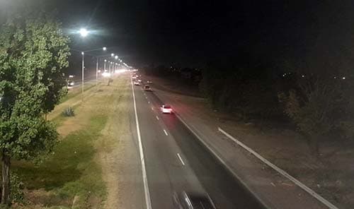 Finalmente iluminaron un tramo del Acceso Sur.