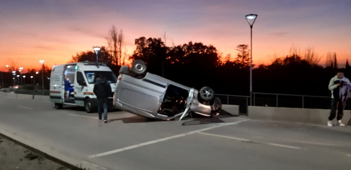 Volcó en La Puntilla y quedó ileso.