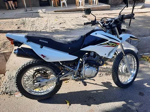 Le robaron la moto a punta de pistola en Carrodilla.