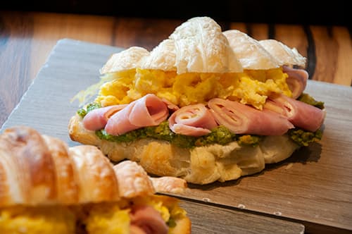 Bonito Café: el sabor de la medialuna en Luján.