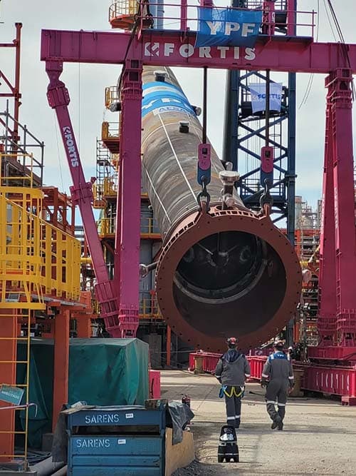 El reactor ya está de pie en YPF en Luján.