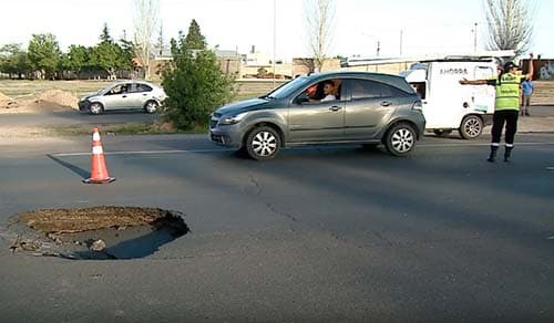 Precaución por un pozo en el Acceso Sur en Carrodilla