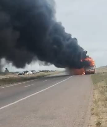 Un colectivo de egresados se quemó en la ruta 40 en Luján