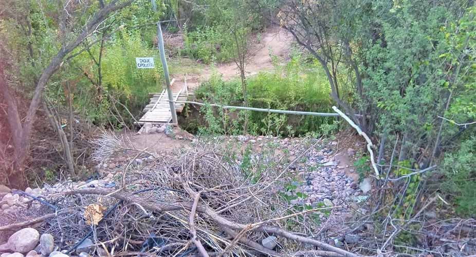 El peligroso y precario puente que usan los vecinos de Cipolletti