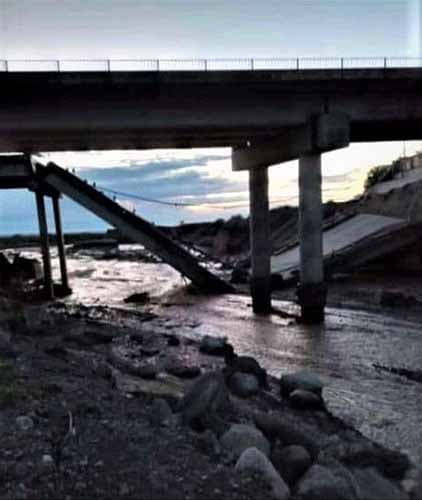 Colapsó el puente del arroyo Los Pozos en Ugarteche