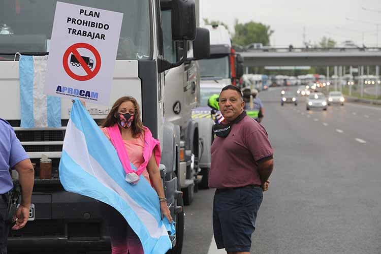 Camioneros protestaron en el Acceso Sur