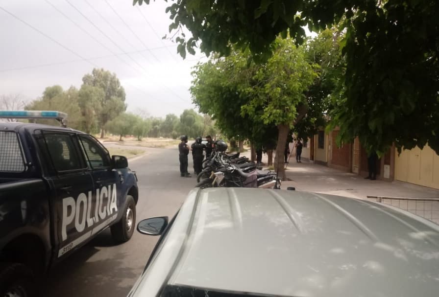Robo en Luján: Iba a ingresar la camioneta y lo encañonaron