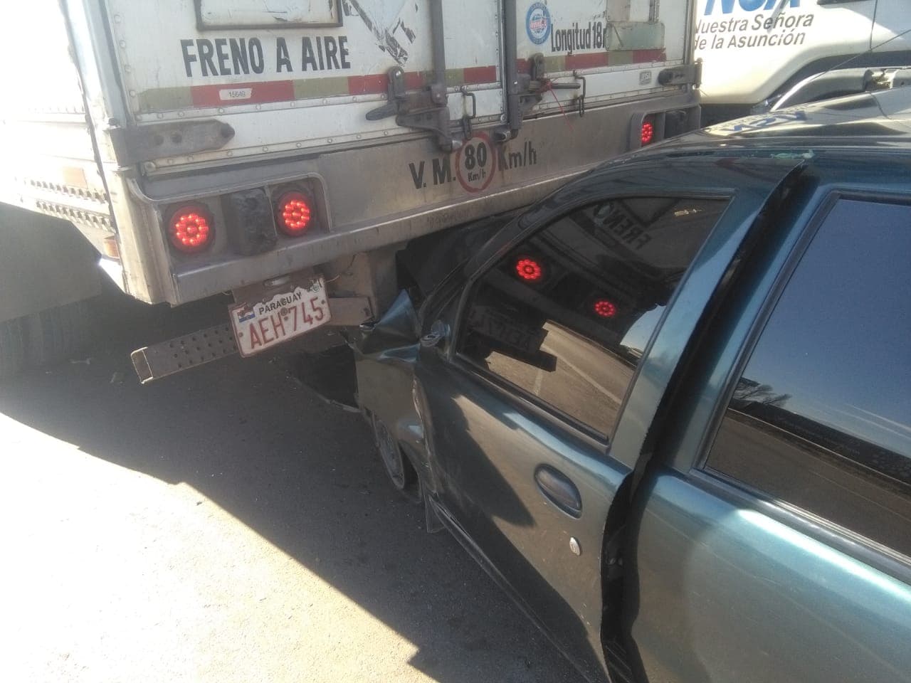 Un auto quedó incrustado en un camión en la ruta 40 y otro camión se fugó