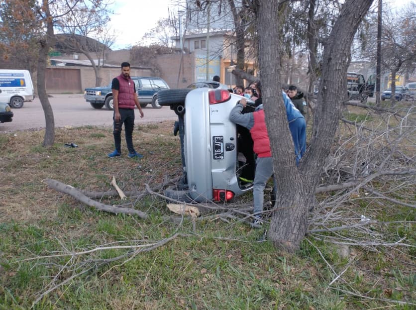 Quiso esquivar una moto y volcó en Luján