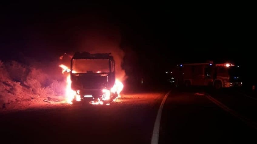 Llamativo incendio de un camión en Alta Montaña