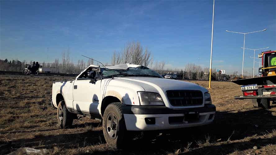 Una camioneta rodó en el Acceso Sur en Luján
