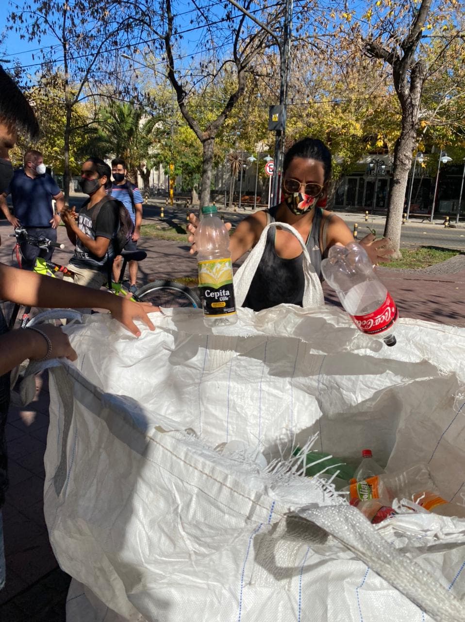 Cambian botellas plásticas y tetrabrik por semillas para huertas