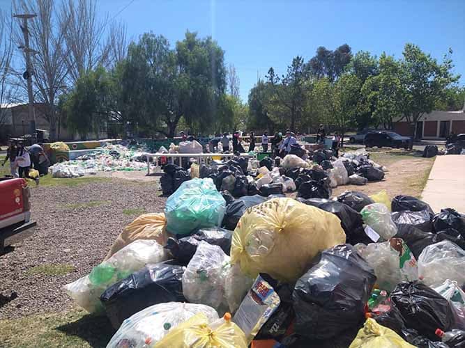 Jóvenes de Luján reunieron 100 mil botellas para reciclar en el Centro Verde