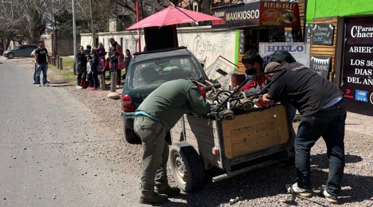 Se le salió el volante y atropelló a unos niños en Chacras de Coria