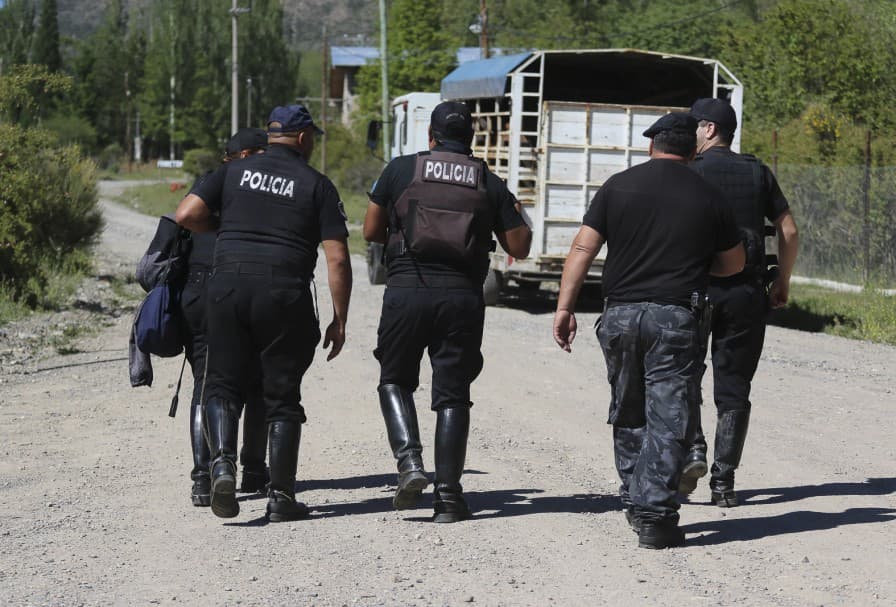 2 sujetos detenidos en calle Terrada por robar cables.