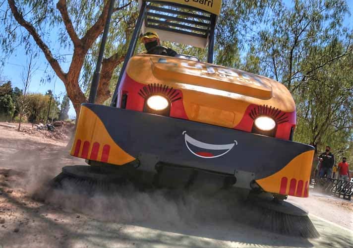 «Barri» es la nueva máquina que incorporó Luján para limpiar las ciclovías