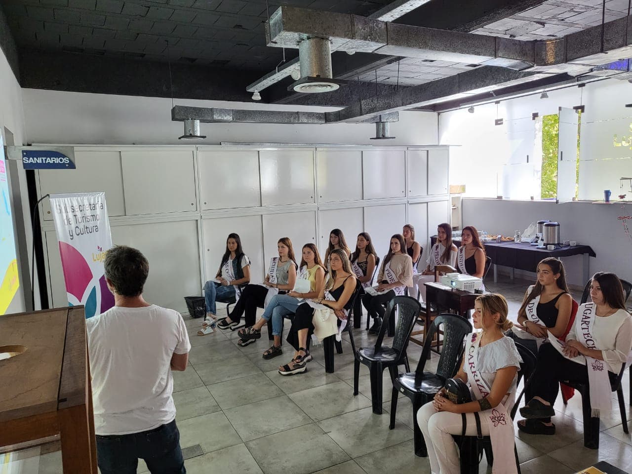 Las reinas distritales 2022 se capacitaron en protocolo, educación y turismo