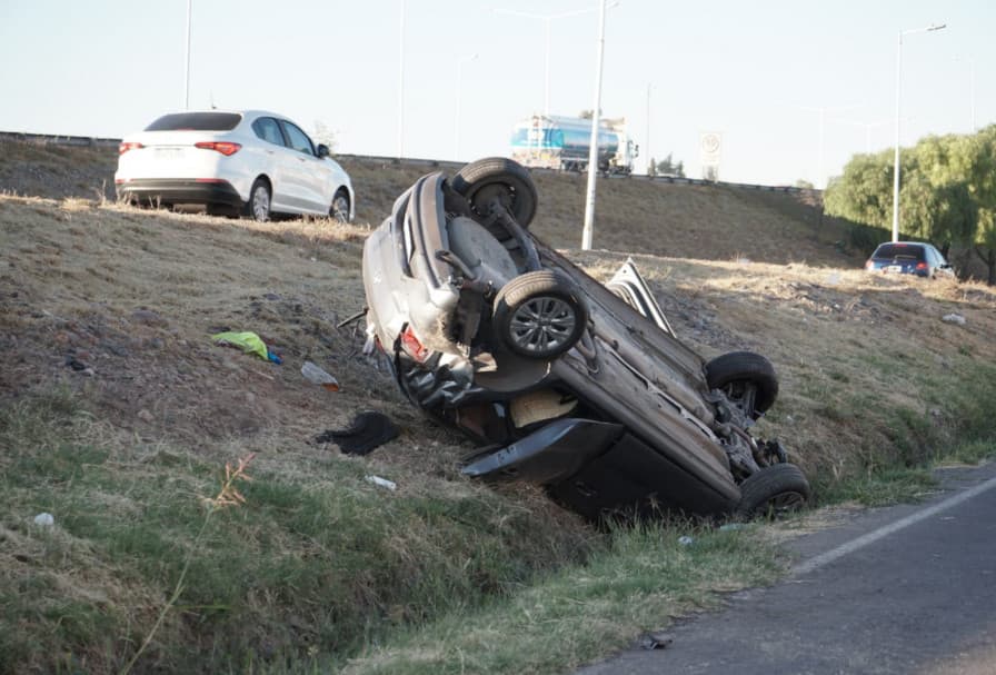 Volcó un auto en el Acceso Sur