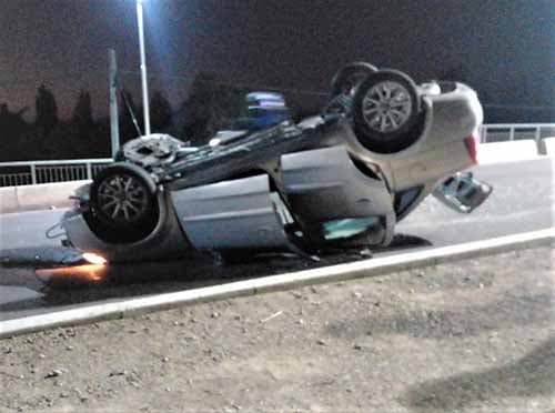 Irresponsabilidad al volante: Borracho y en auto ajeno, terminó volcando en La Puntilla