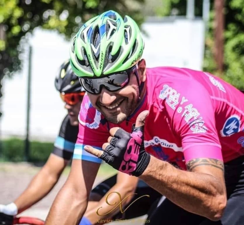 Un reconocido ciclista fue embestido por un camión