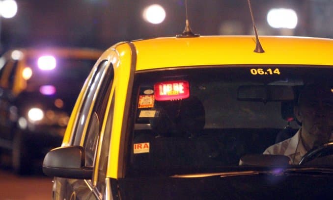 Desde un taxi asaltaron a 2 empleados en Luján y los dejaron en una cámara de frío