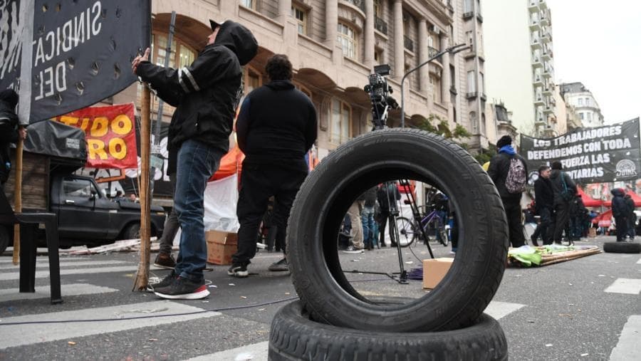 Con 3 plantas de neumáticos cerradas, se reúne la mesa paritaria
