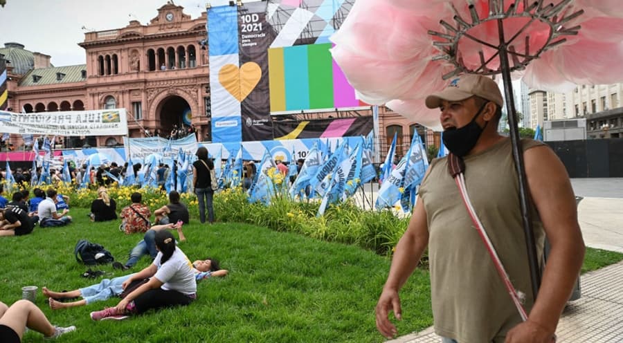 El 69% de los argentinos creen que más de la mitad o todos los políticos son corruptos