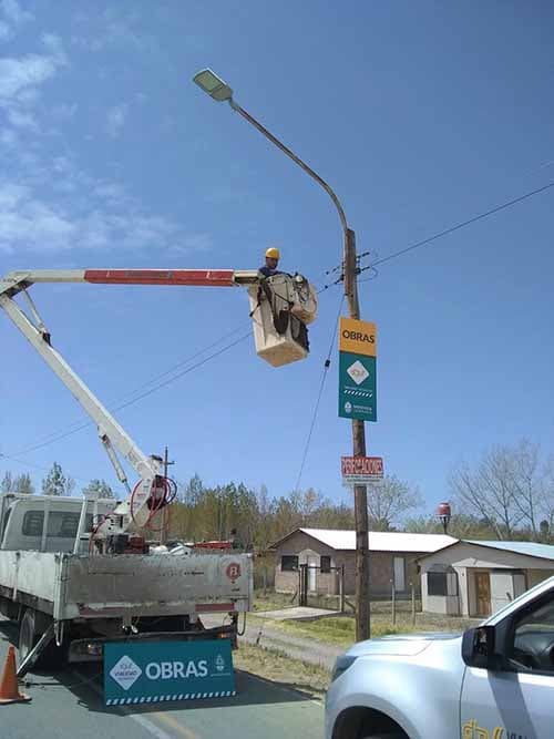 Iluminaron el camino al dique El Carrizal con LED y van por asfalto para el perilago