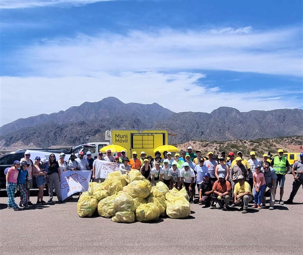 Basura en Potrerillos: limpiaron 2,4 Toneladas del perilago