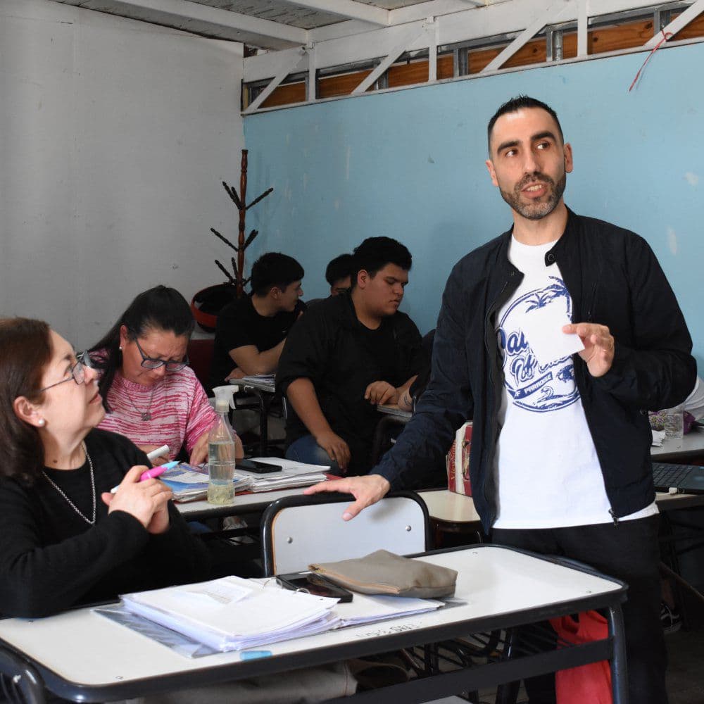 El docente que ganó un 1 millón de pesos por su forma de enseñar, da clases en Luján