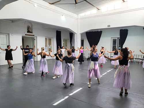 Las 15 reinas distritales de Luján se capacitan en danza y vinos