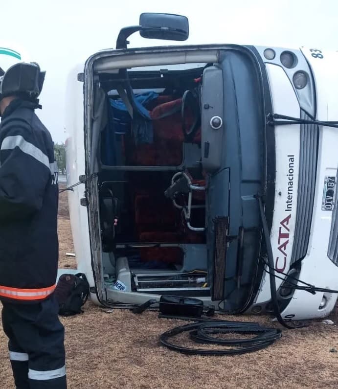 Un colectivo con 22 pasajeros volcó en el Acceso Sur y Boedo
